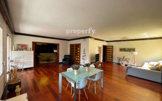 Piso de 6 habitaciones y dos terrazas en Nena Casas, Tres Torres.