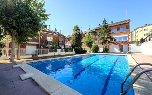 Casa adosada con amplios espacios  piscina  Can Matas Sant Cugat
