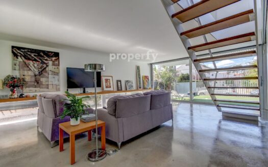 Casa de diseño a 4 vientos con piscina y jardín en Cambrils