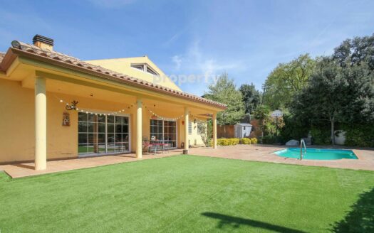 Chalet Independiente con jardín y piscina en Seva