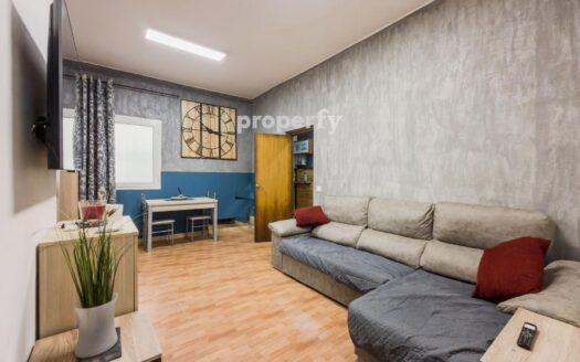 Piso reformado con dos habitaciones y patio